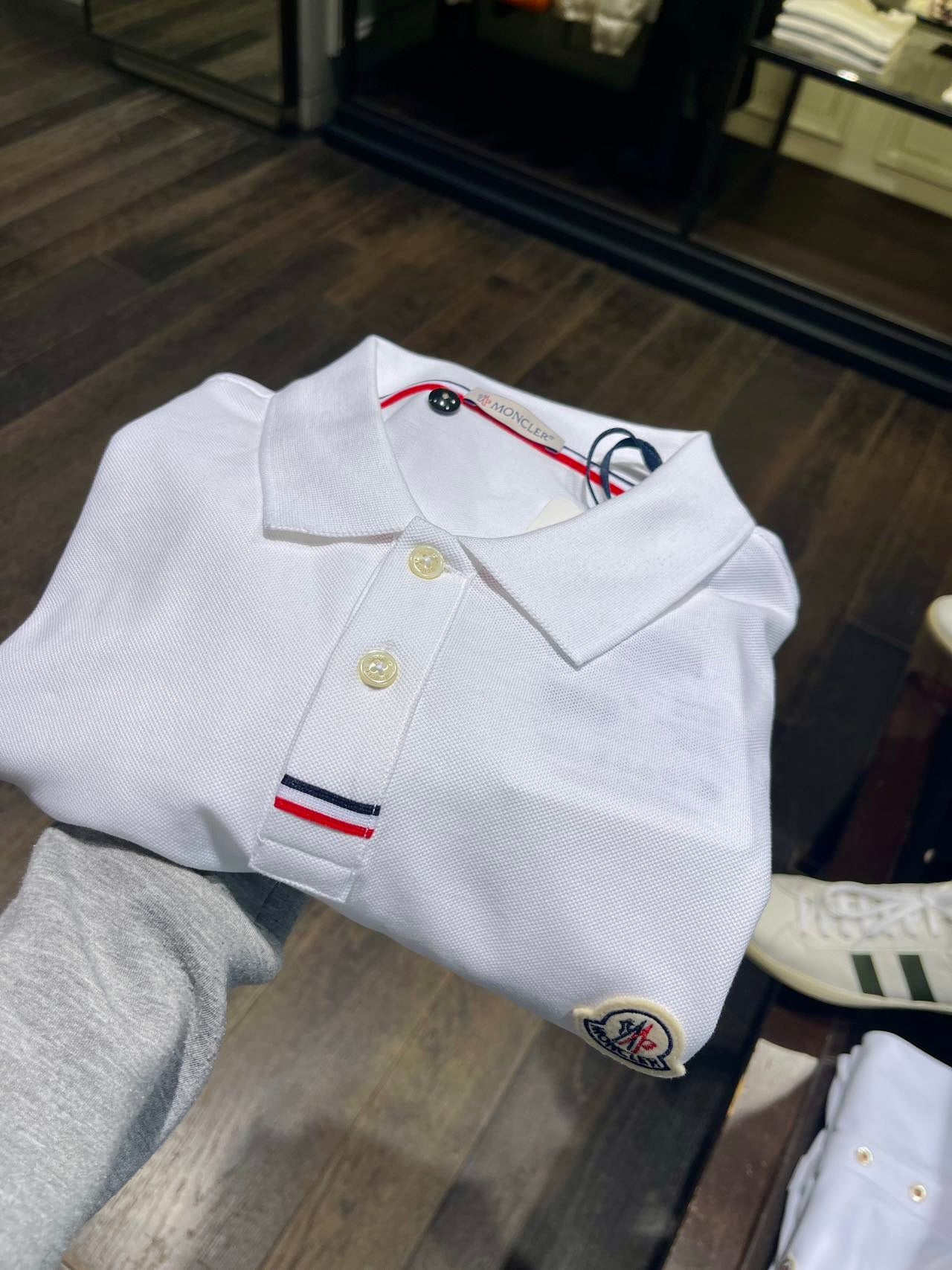 @Moncler 男生款扣下飾邊Polo上衣/250P167 🔥折上七折🉐6080