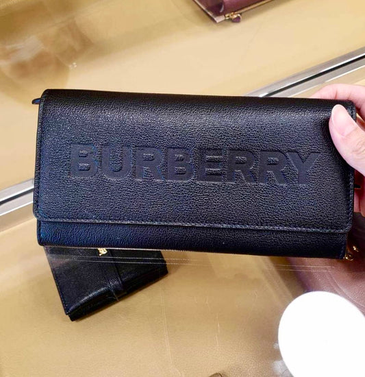 @Burberry Embossed Logo 男女款壓印翻蓋長夾-黑/P345 🔥下殺🉐16530
