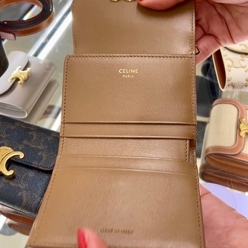 Celine▪️Flap Wallet Triomphe S 亮牛皮三折短夾/490E540 🉐19900🇪🇺