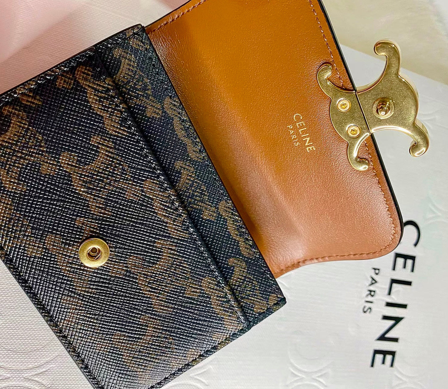 Celine TRIOMPHE 老花凱旋翻蓋卡包/340E370 🉐14600🇬🇧