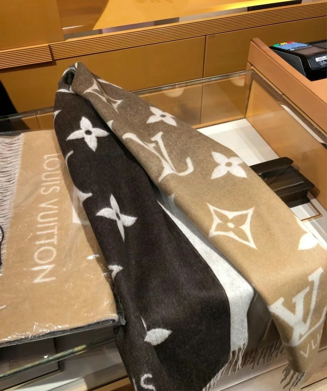 LV Reykjavik Gradient 漸層羊絨圍巾/760✨優惠🉐32160