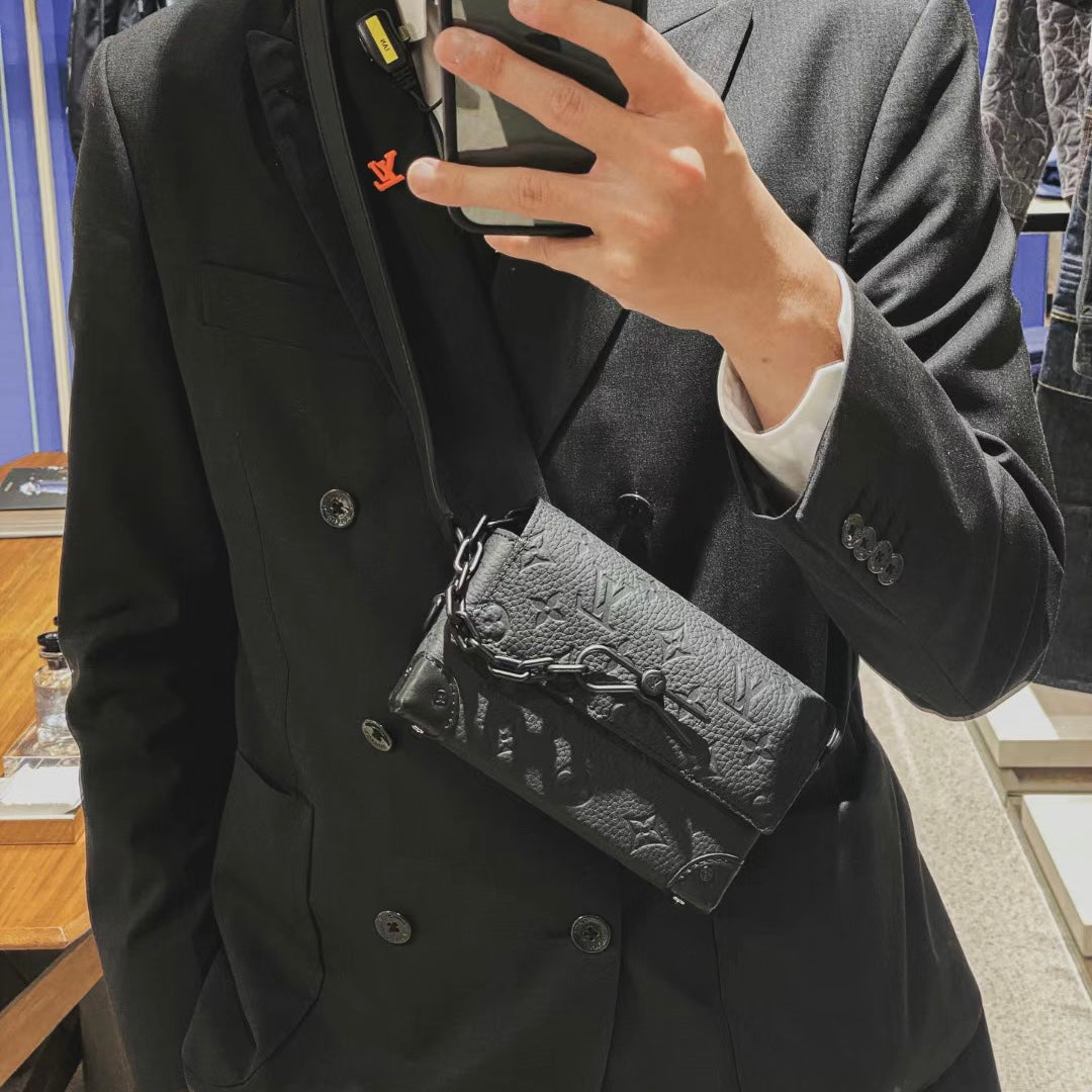 LV Steamer 男款壓紋牛皮包/1650✨🉐70300