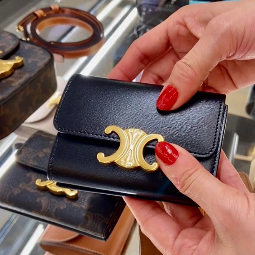 Celine▪️Flap Wallet Triomphe S 亮牛皮三折短夾/490E540 🉐19900🇪🇺