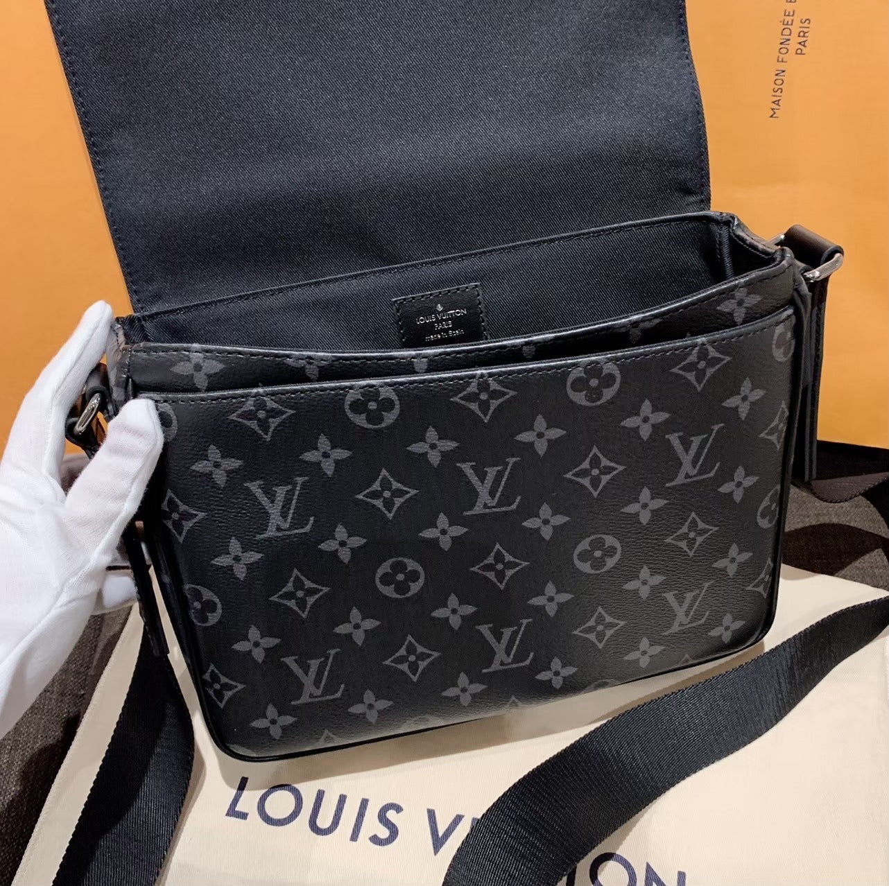 LV District PM 小款男生款郵差包/1490✨🉐63580