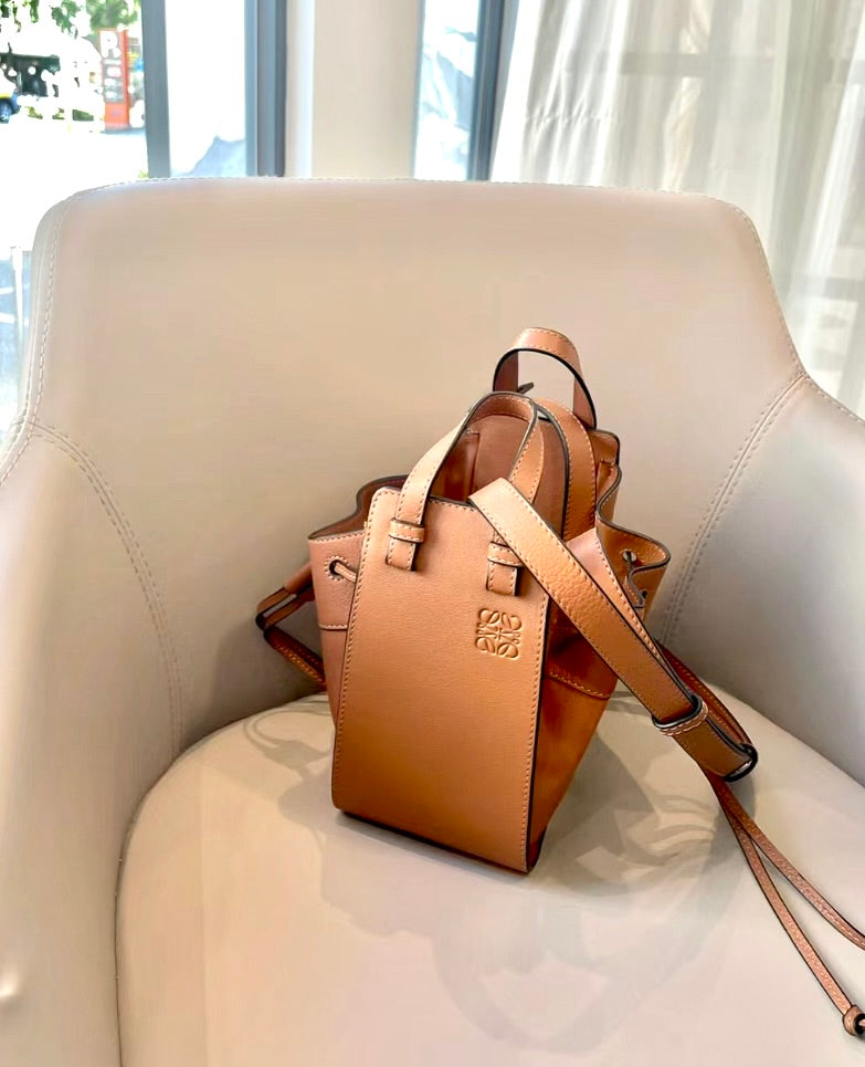 Loewe Compact Hammock 經典小牛皮吊床包/2200