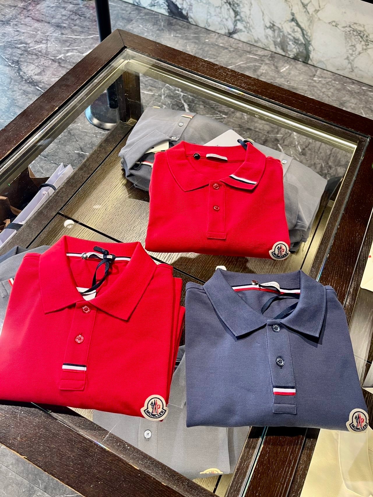 @Moncler 男生款扣下飾邊Polo上衣/250P167 🔥折上七折🉐6080