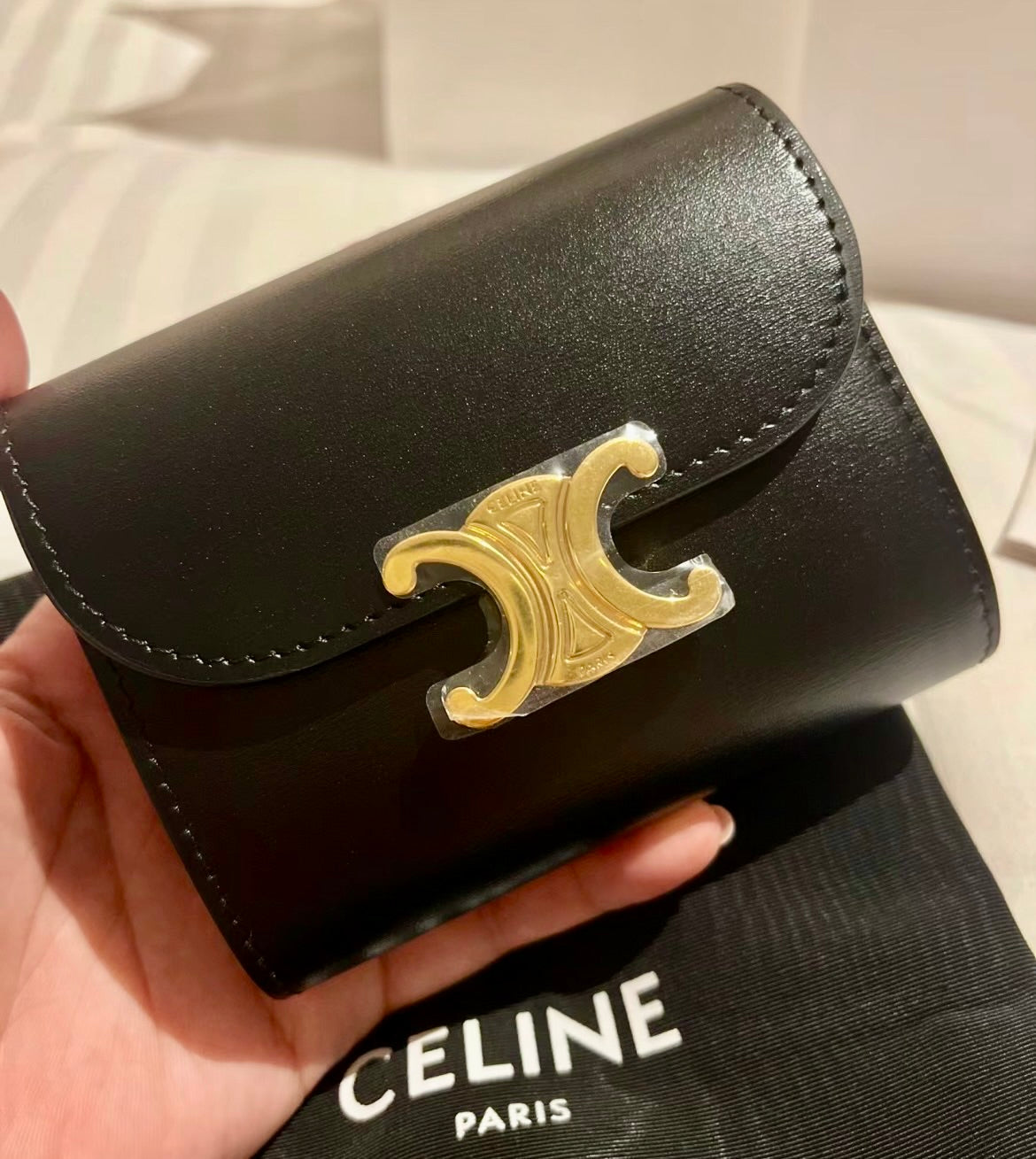 Celine▪️Flap Wallet Triomphe S 亮牛皮三折短夾/490E540 🉐19900🇪🇺