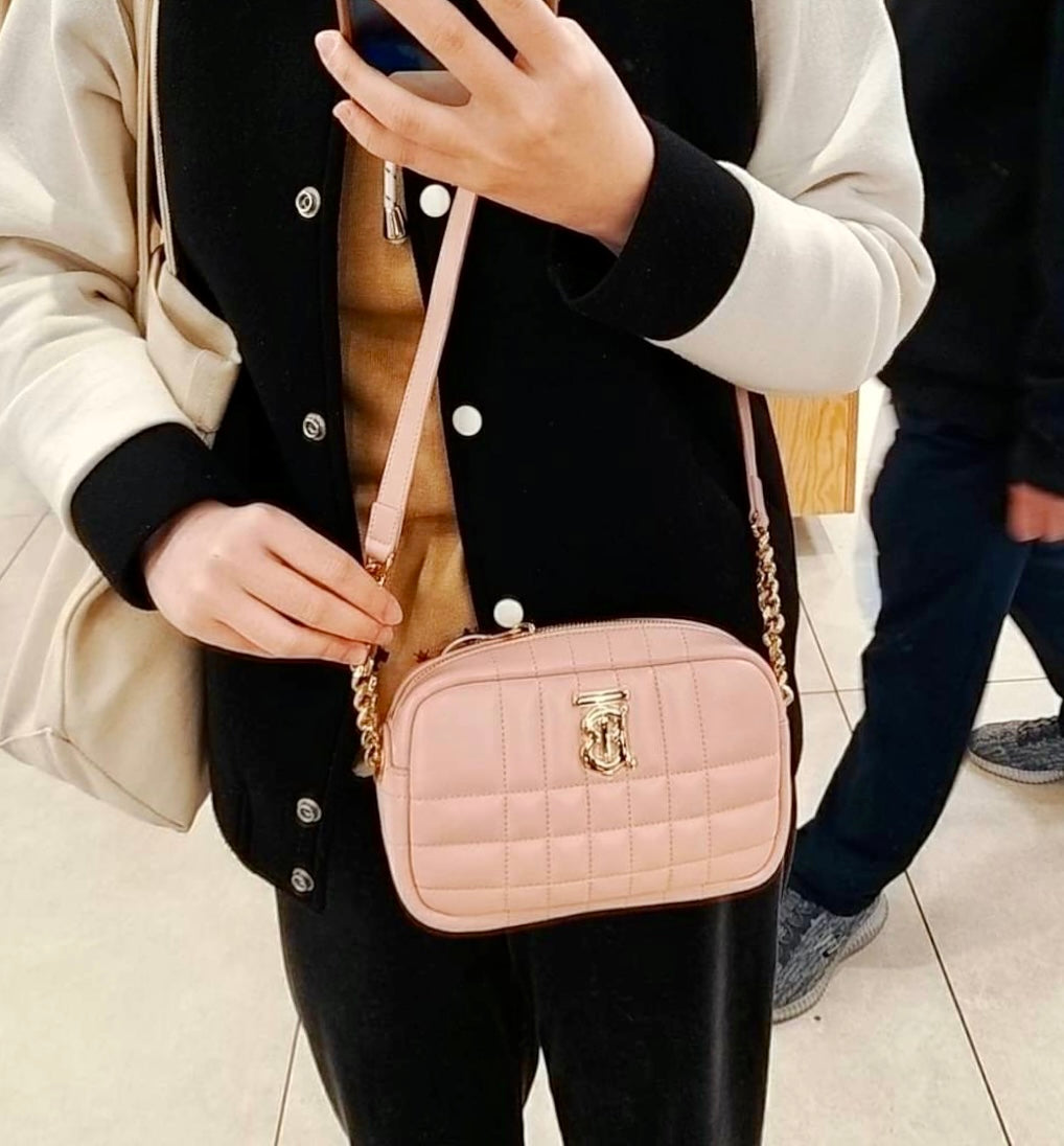 @Burberry Lola TB Mini 相機包-櫻花粉/1050P369 🔥下殺🉐17610