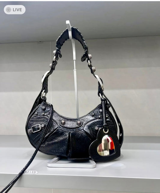 Balenciaga巴黎世家 Cagole XS 小牛皮銀釦半月機車包/C1535 ㊙️折扣🉐62400💰