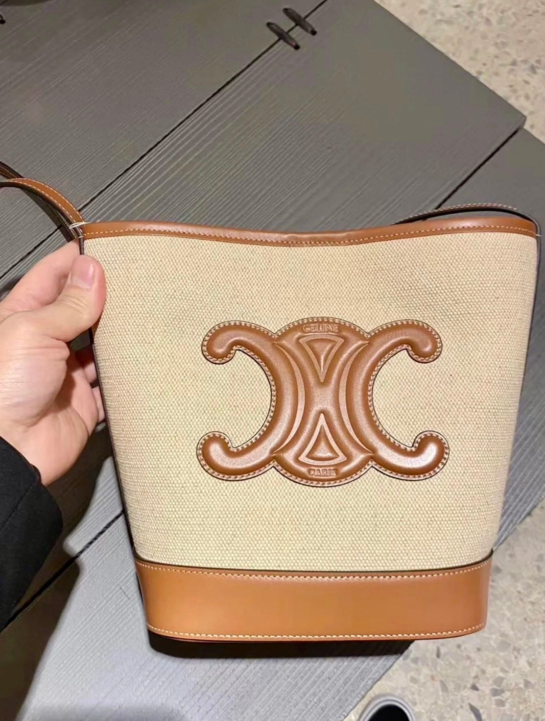 Celine▪️CUIR BUCKET SMALL 織布水桶包/1550E1600 🉐57000🇪🇺