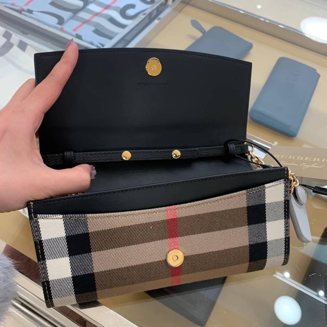 @Burberry Henley 格紋WOC翻蓋包/P299🔥下殺🉐14260