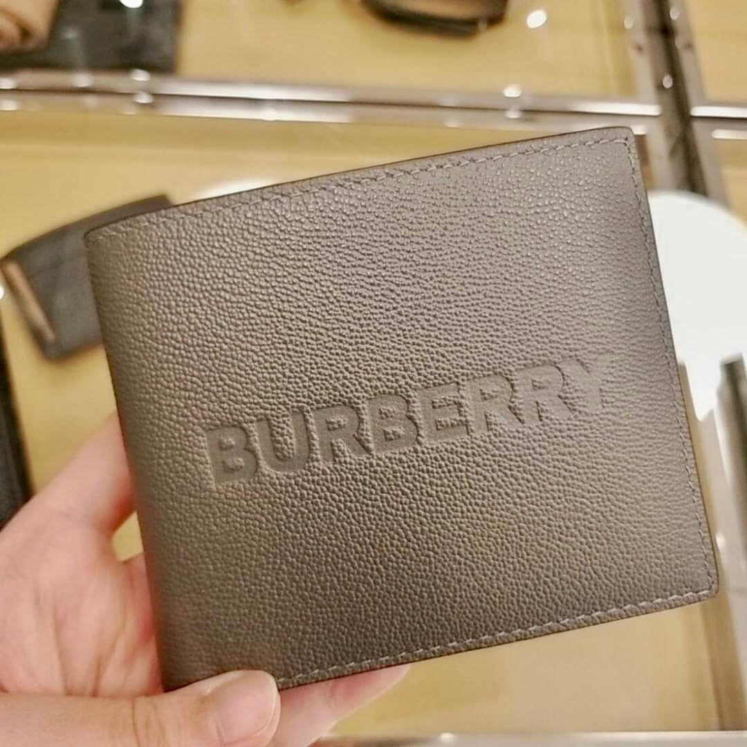 @Burberry▪️Embossed Logo 男女款壓印八卡雙開短夾/270P245 🔥下殺🉐12030