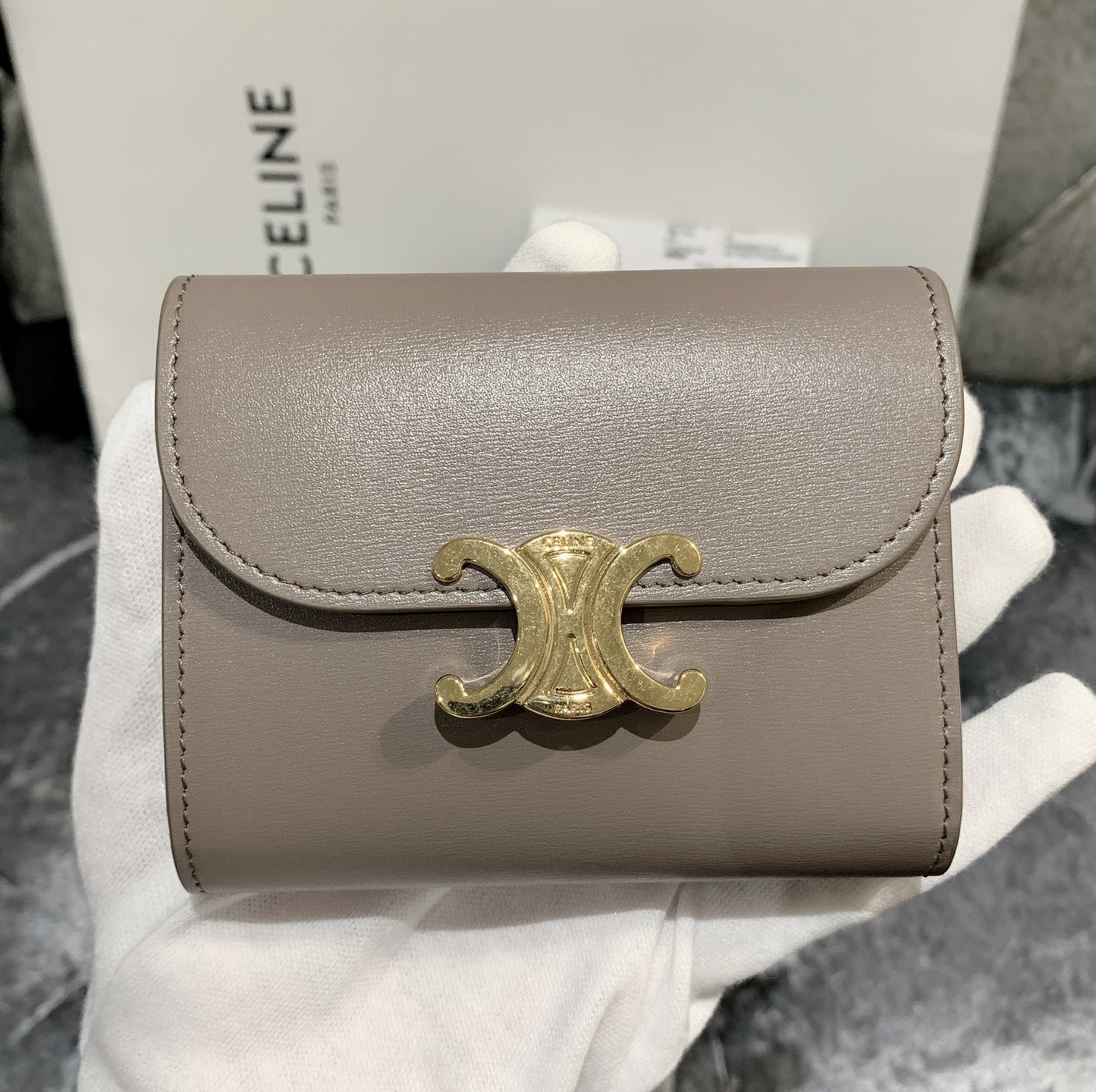 Celine▪️Flap Wallet Triomphe S 亮牛皮三折短夾/490E540 🉐19900🇪🇺