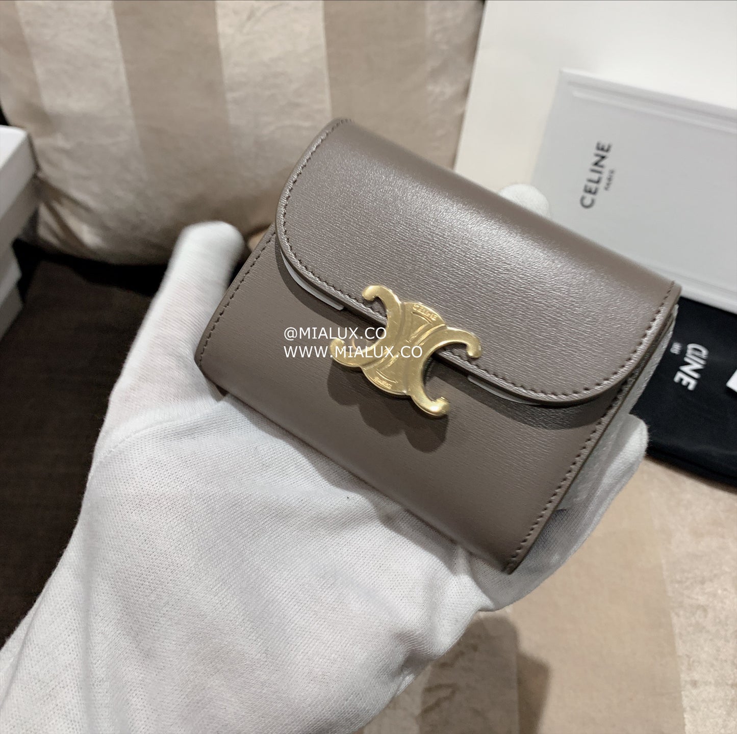 Celine▪️Flap Wallet Triomphe S 亮牛皮三折短夾/490E540 🉐19900🇪🇺