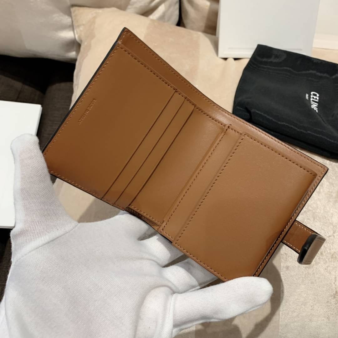 *現貨*Celine▪️Strap In Triomphe S 老花牛皮短夾-棕 P12000 /T20000