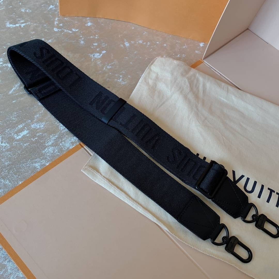 LV Takeoff 男生款素面牛皮郵差包/2090✨🉐86690