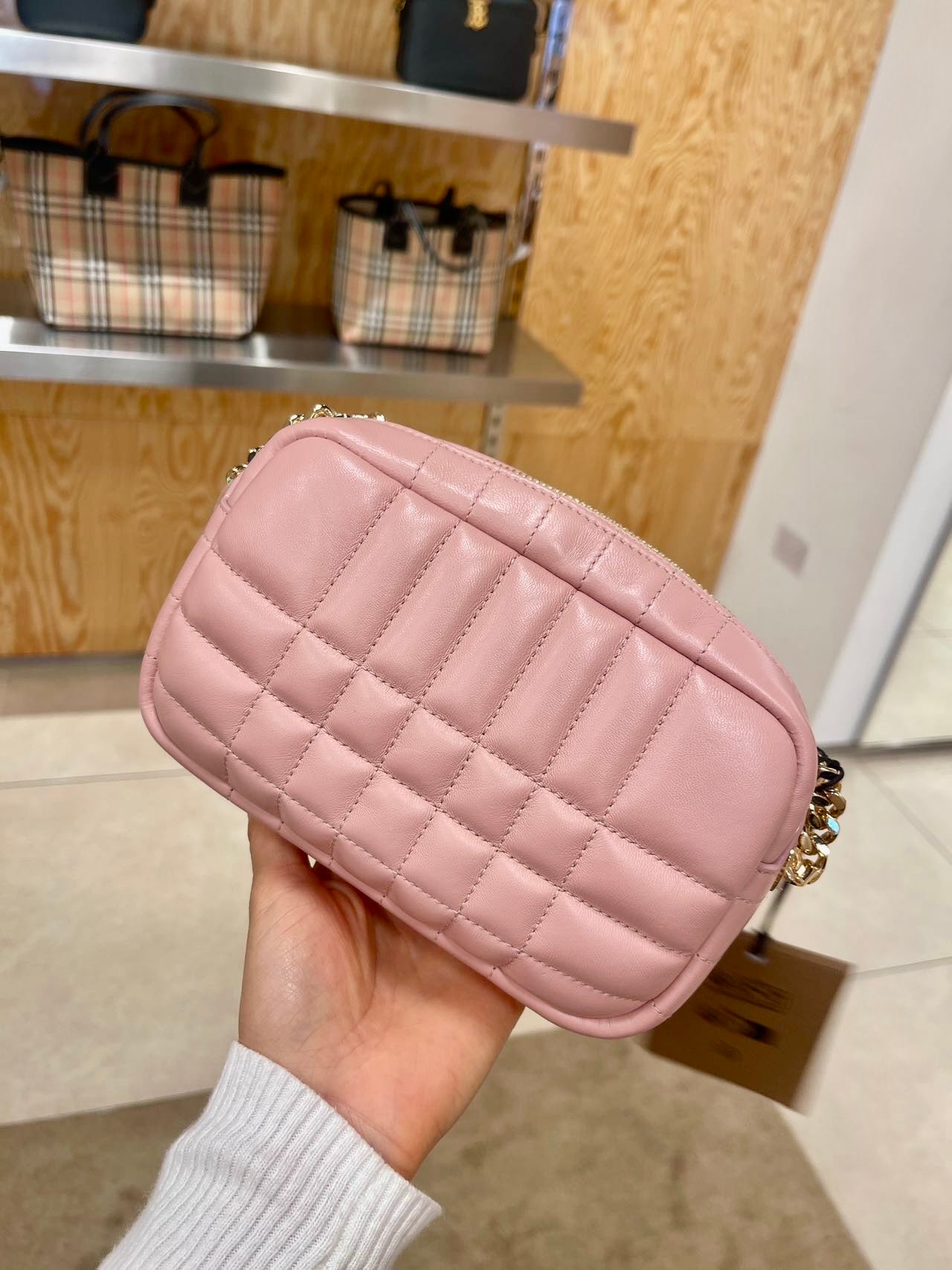 @Burberry Lola TB Mini 相機包-櫻花粉/1050P369 🔥下殺🉐17610