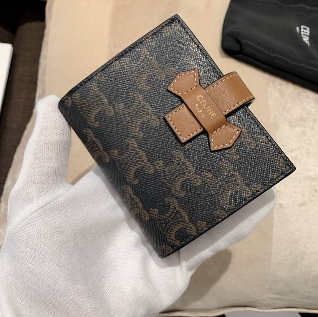 *現貨*Celine▪️Strap In Triomphe S 老花牛皮短夾-棕 P12000 /T20000