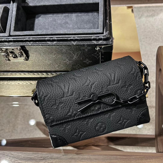 LV Steamer 男款壓紋牛皮包/1650✨🉐70300