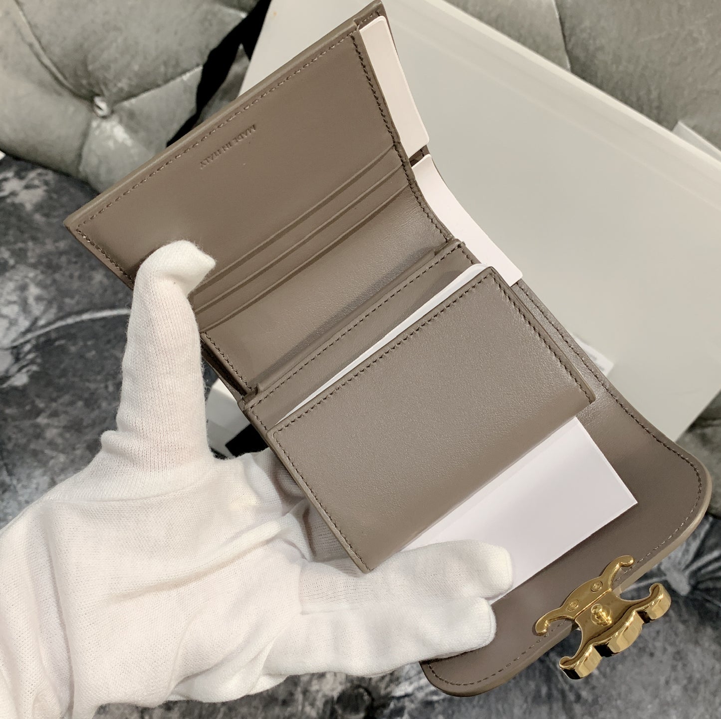 Celine▪️Flap Wallet Triomphe S 亮牛皮三折短夾/490E540 🉐19900🇪🇺