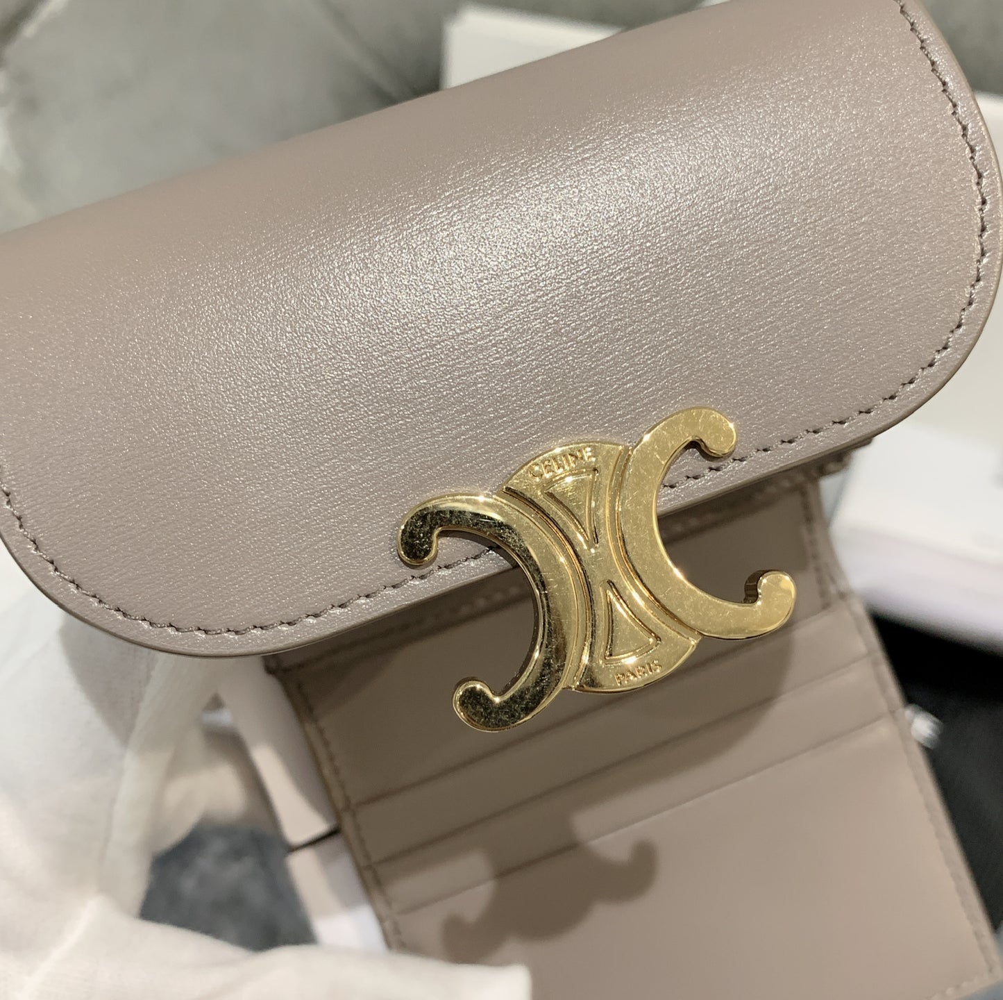 Celine▪️Flap Wallet Triomphe S 亮牛皮三折短夾/490E540 🉐19900🇪🇺