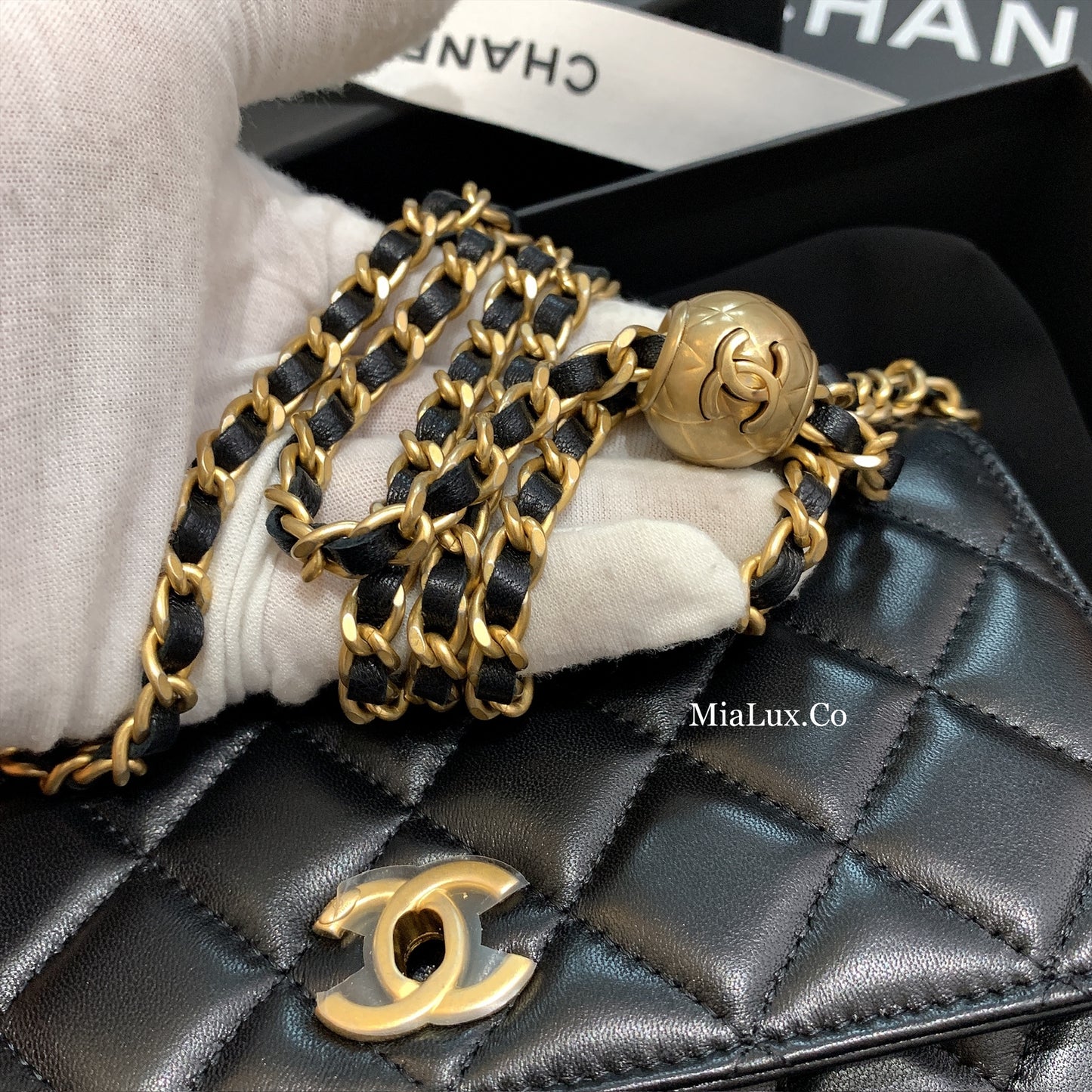 CHANEL▶︎✨| LAMBSKIN WALLET ON CHAIN 經典小羊皮金球翻蓋WOC錢包 AP1450 *£3,220