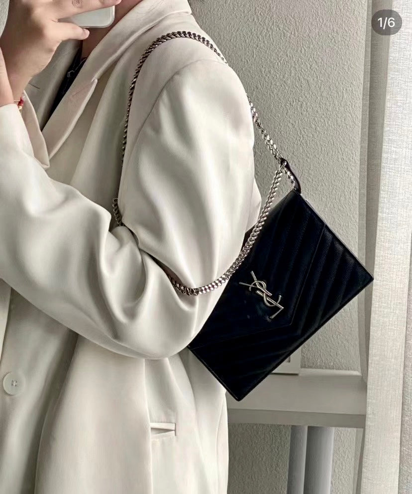 YSL Cassandre Envelope 粒面牛皮信封WOC包-銀扣/815E890 🉐32150🇪🇺