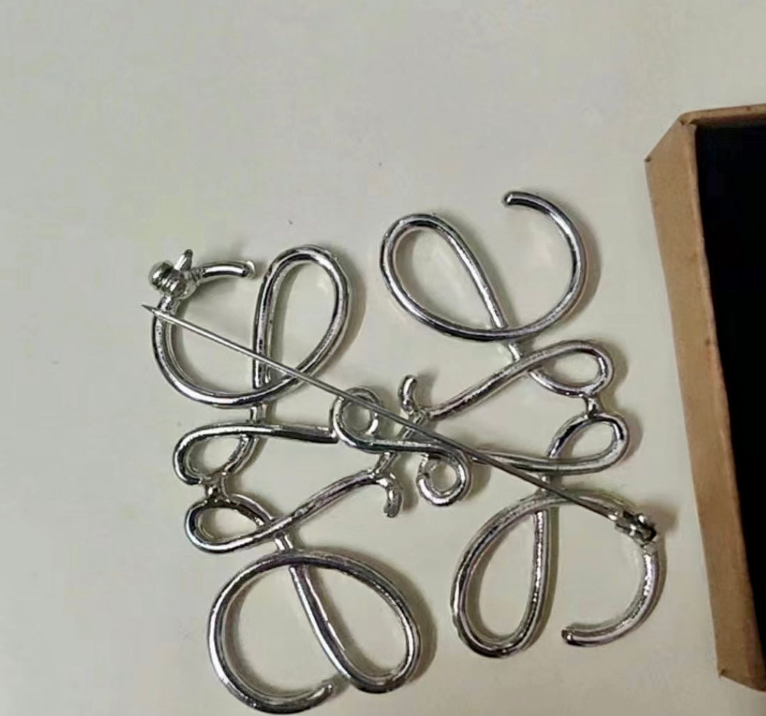 Loewe Anagram Brooch in Metal 單色金屬胸針/250
