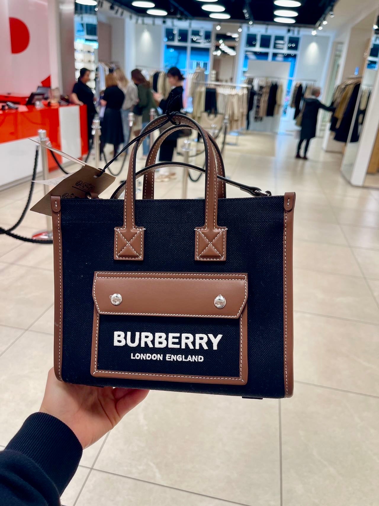 @Burberry▪️Freya Mini托特包-黑/920P645 🔥折上七折🉐21320