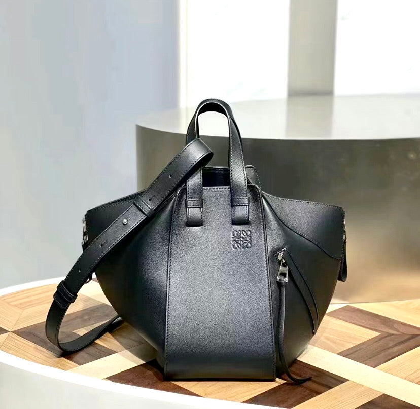 Loewe Compact Hammock 經典小牛皮吊床包/2200