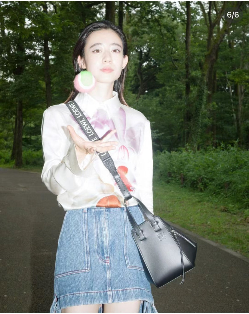 Loewe Compact Hammock 緞面小牛皮吊床包/2450