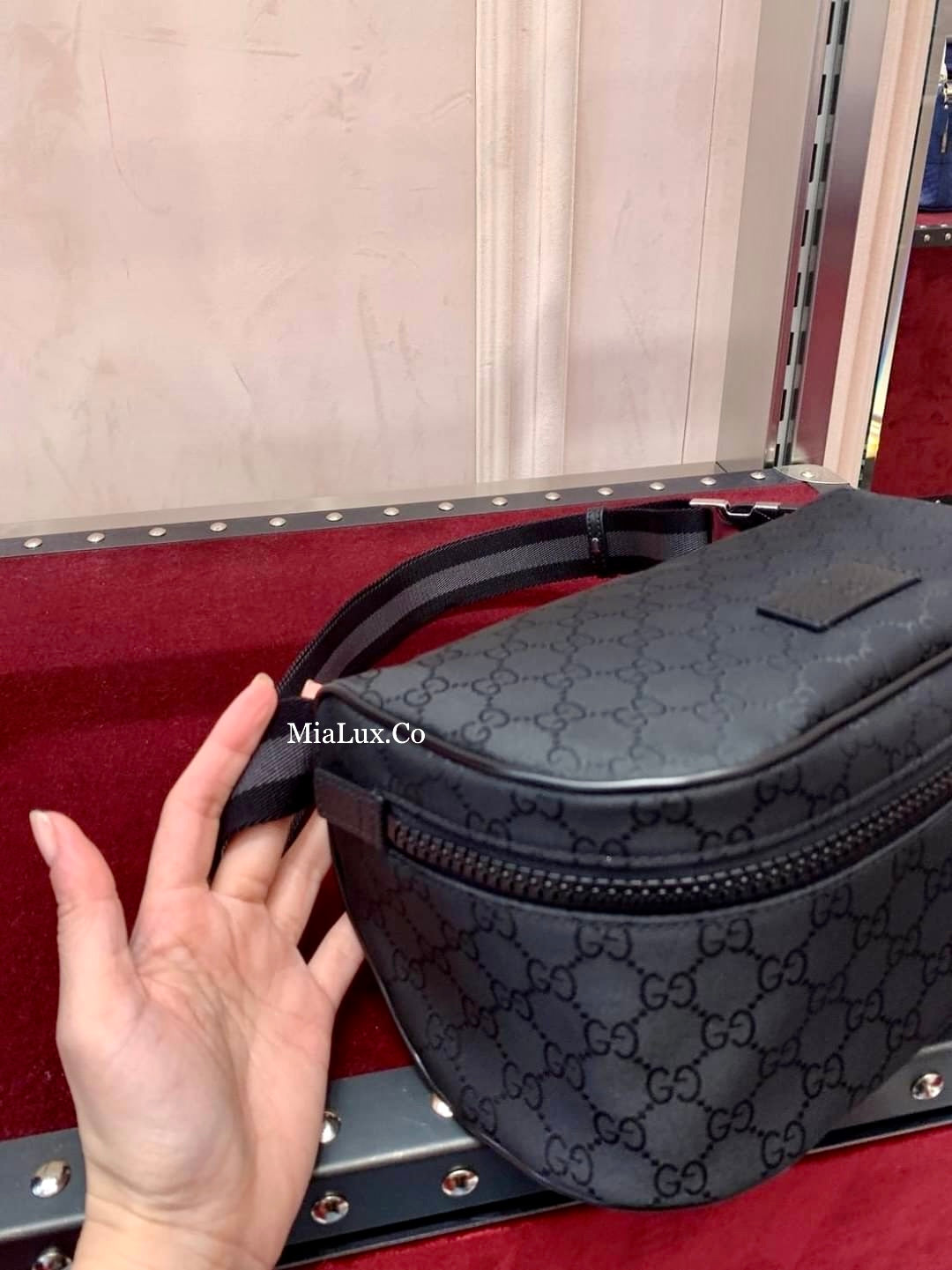 *@Gucci Canvas Bumbag S 小款男女款黑老花胸包/P395