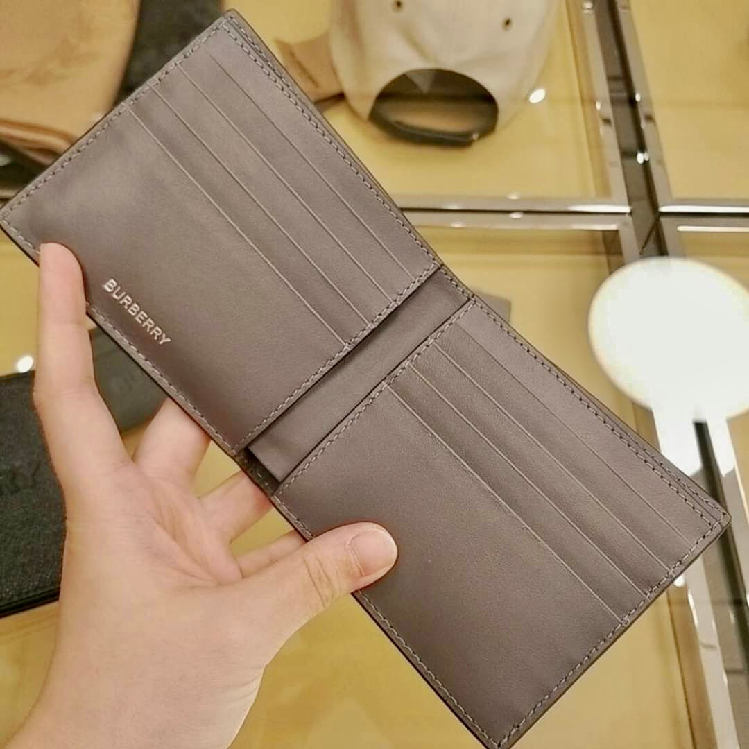 @Burberry▪️Embossed Logo 男女款壓印八卡雙開短夾/270P245 🔥下殺🉐12030
