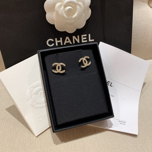 CHANEL✨ CC METAL GOLD EARRINGS 雙C立體排鑽耳針 AB7769 -