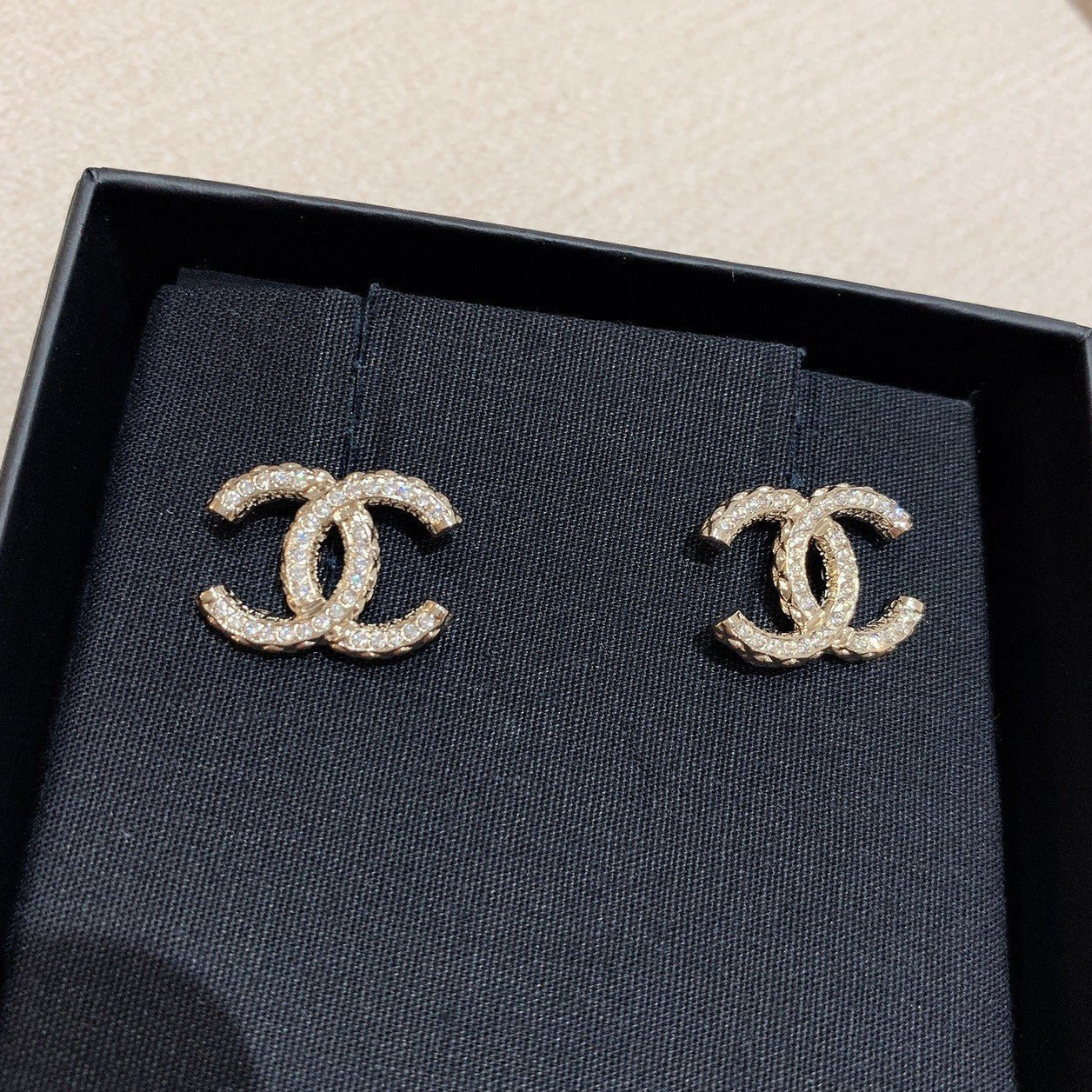 CHANEL✨ CC METAL GOLD EARRINGS 雙C立體排鑽耳針 AB7769 -