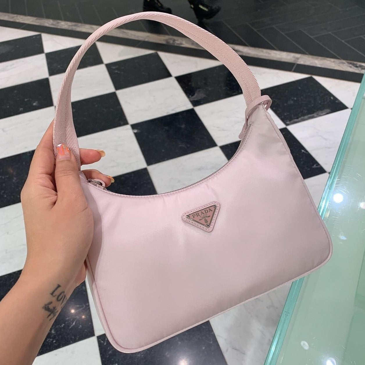 Prada Re-Edition 2000 Mini 尼龍腋下包/E920 🉐34120🇪🇺