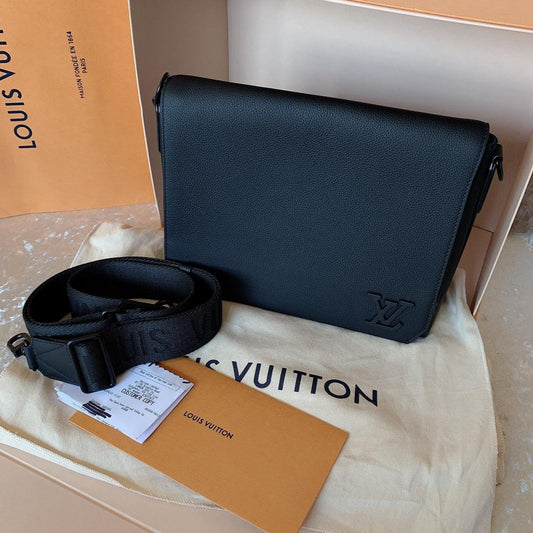 LV Takeoff 男生款素面牛皮郵差包/2090✨🉐86690
