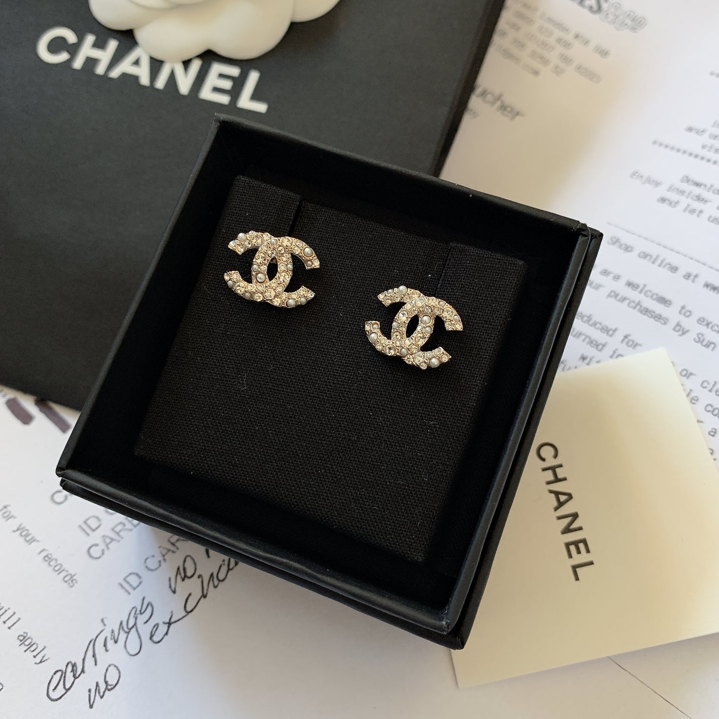 CHANEL✨ CC DIAMANTE METAL EARRINGS 經典珍珠水鑽耳環 AB5738 -