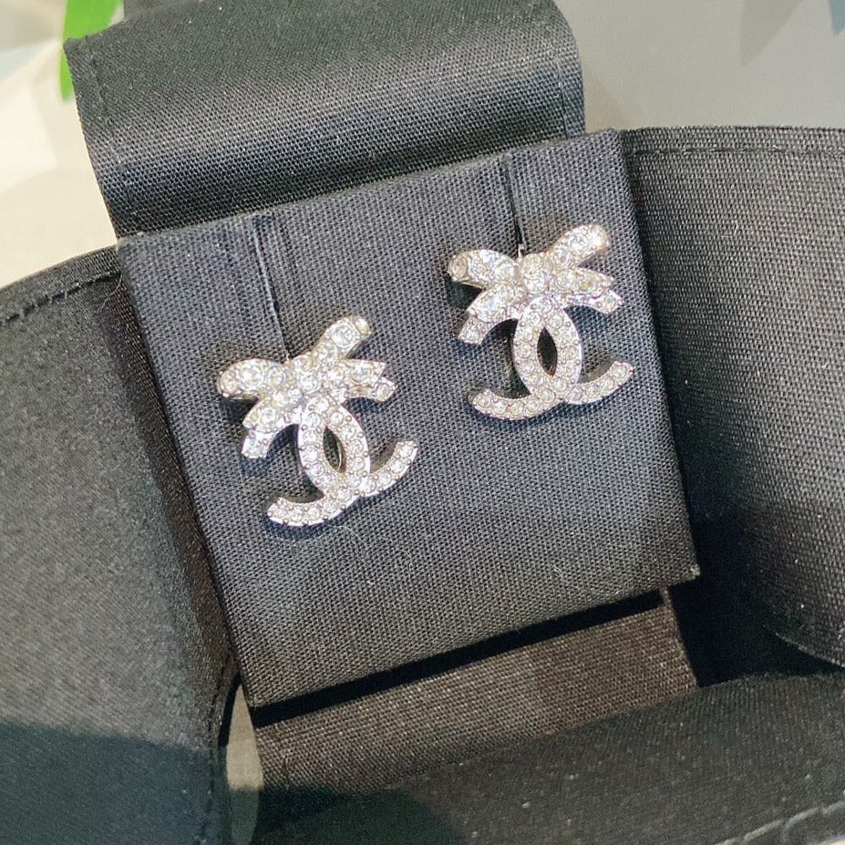 CHANEL✨| CC BOW METAL EARRINGS SILVER 蝴蝶結雙C水鑽耳環 ABA922 -