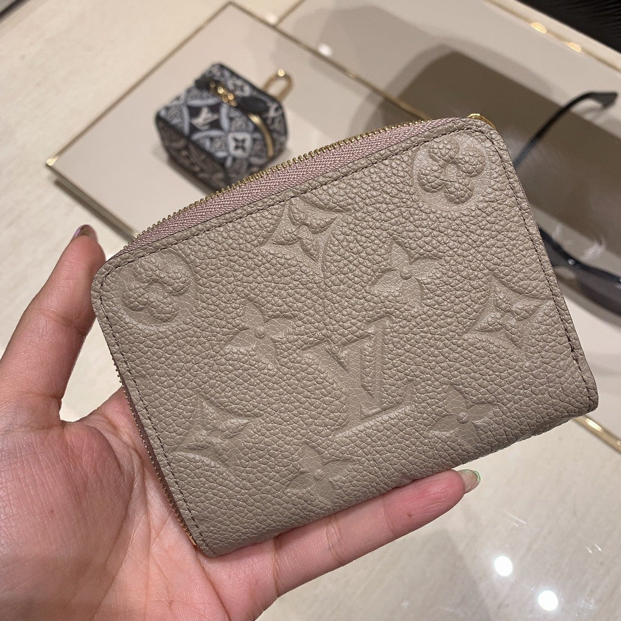 LV Zippy 壓紋牛皮拉鍊錢包/460✨🉐20320