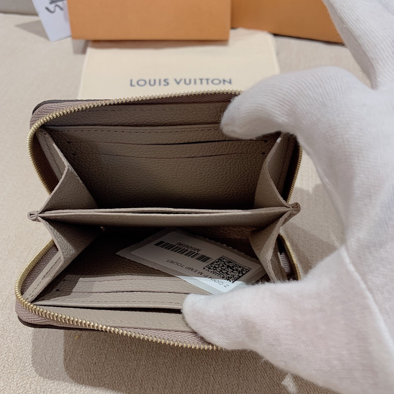 LV Zippy 壓紋牛皮拉鍊錢包/460✨🉐20320