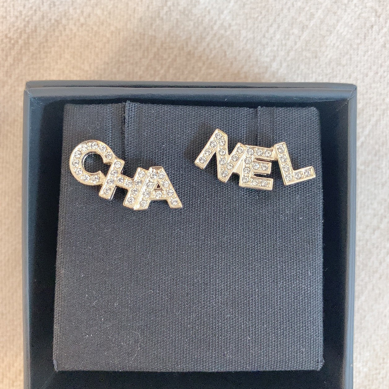 CHANEL✨ LETTER METAL EARRINGS LOGO大字母鑽耳釘 -