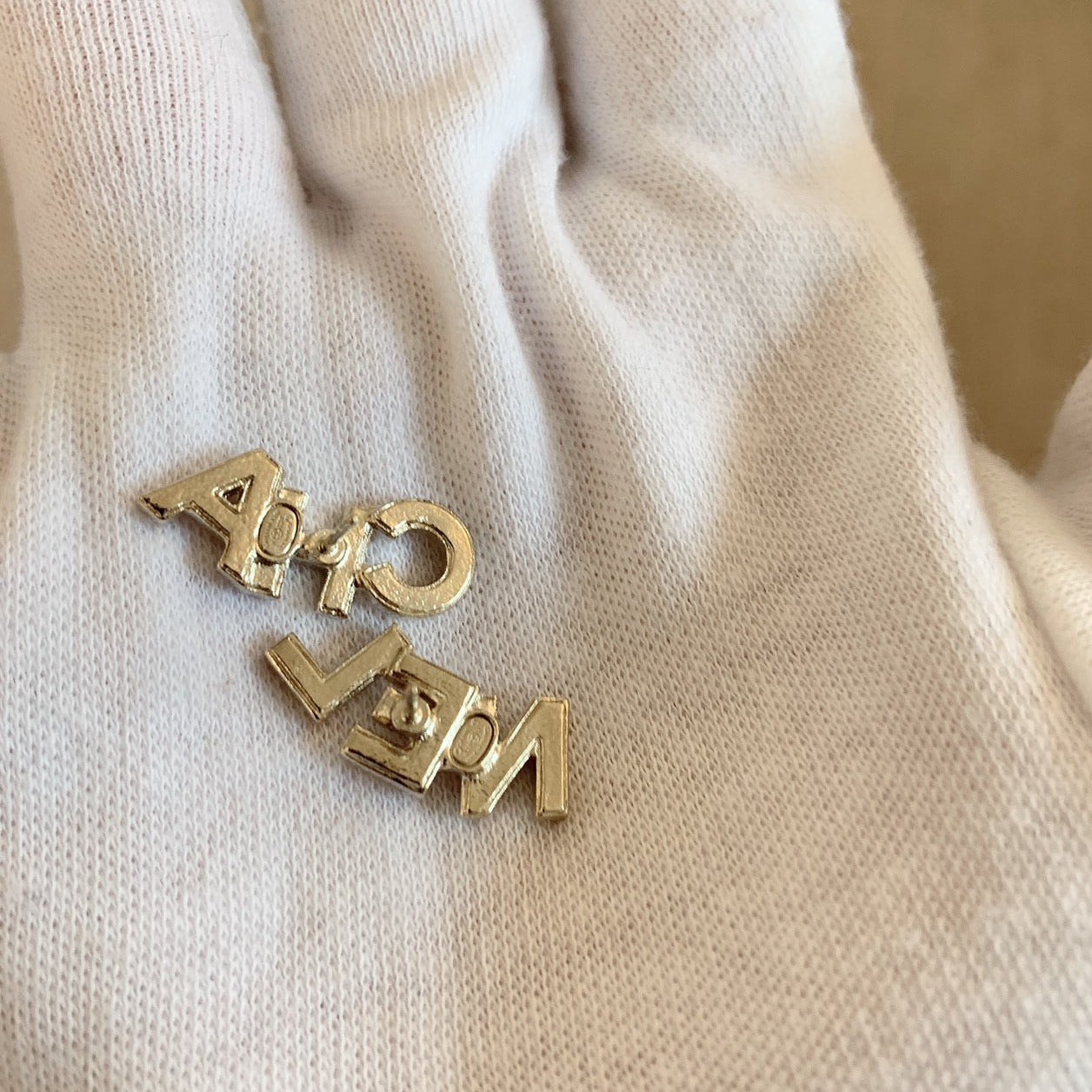CHANEL✨ LETTER METAL EARRINGS LOGO大字母鑽耳釘 -
