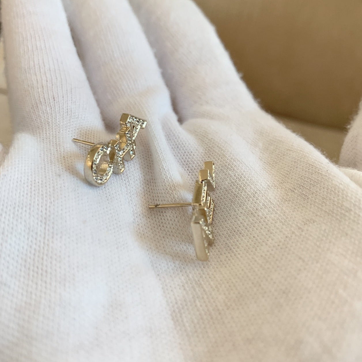 CHANEL✨ LETTER METAL EARRINGS LOGO大字母鑽耳釘 -
