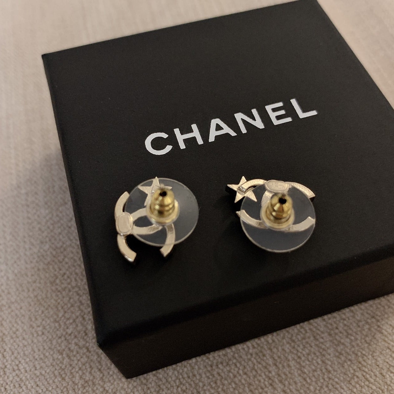 CHANEL✨ CC GOLD STARS METAL EARRINGS 雙C小星星金色耳釘 AB8072S -