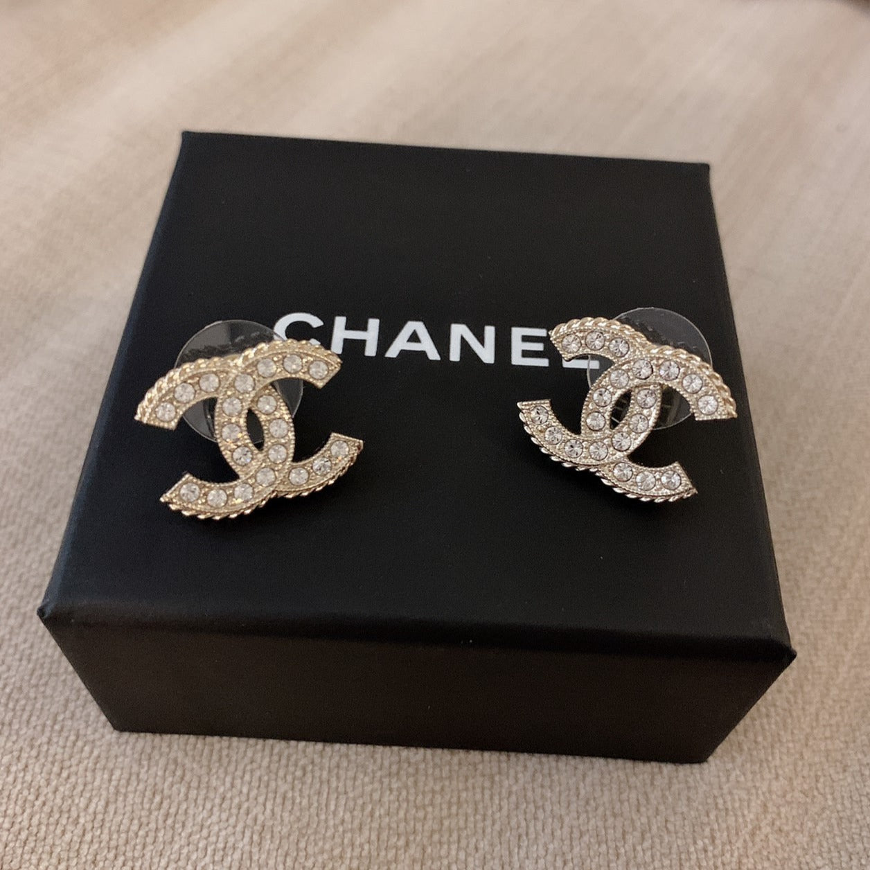 CHANEL✨ CC GOLD DIAMOND METAL EARRINGS 經典排鑽小耳針 AB8295 -