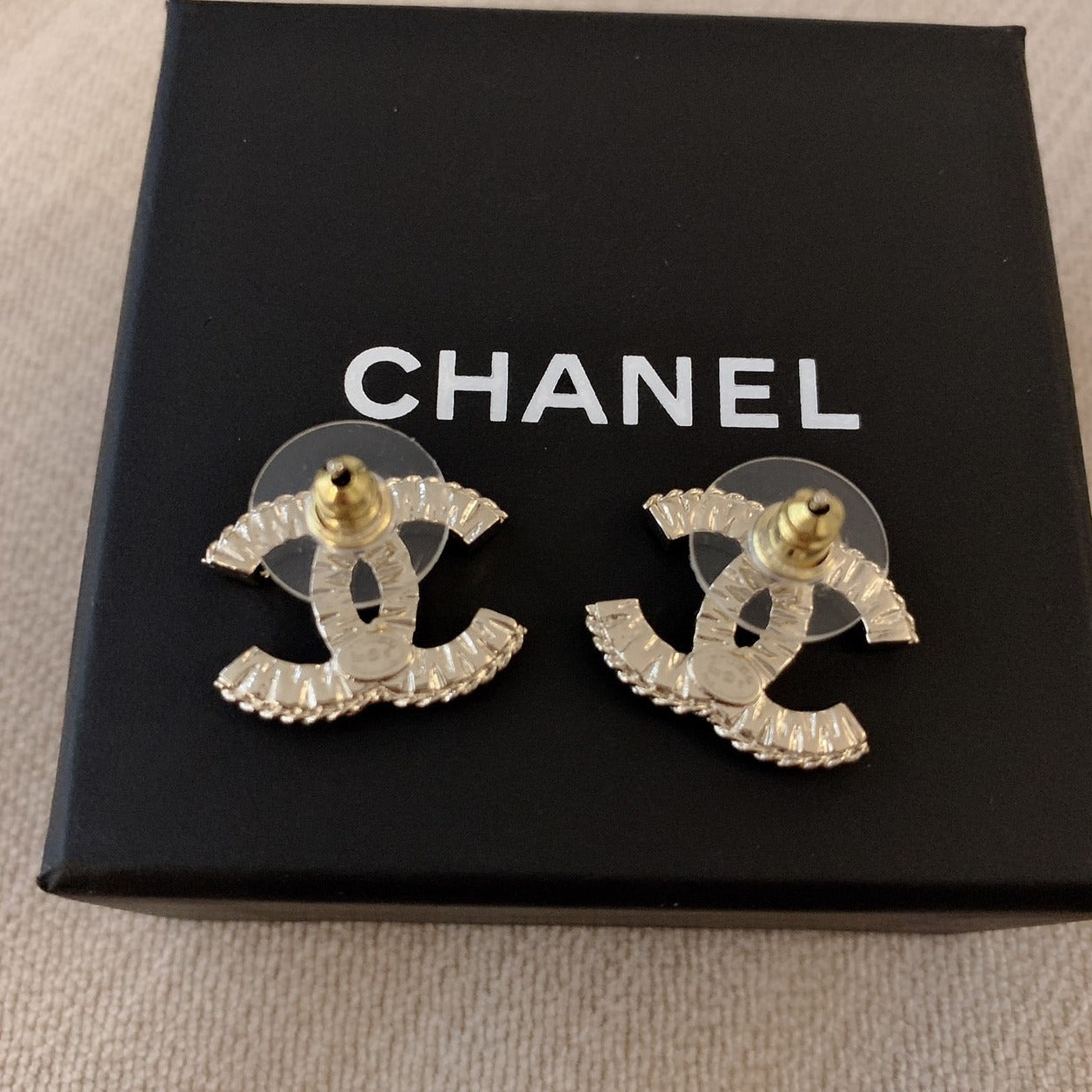 CHANEL✨ CC GOLD DIAMOND METAL EARRINGS 經典排鑽小耳針 AB8295 -