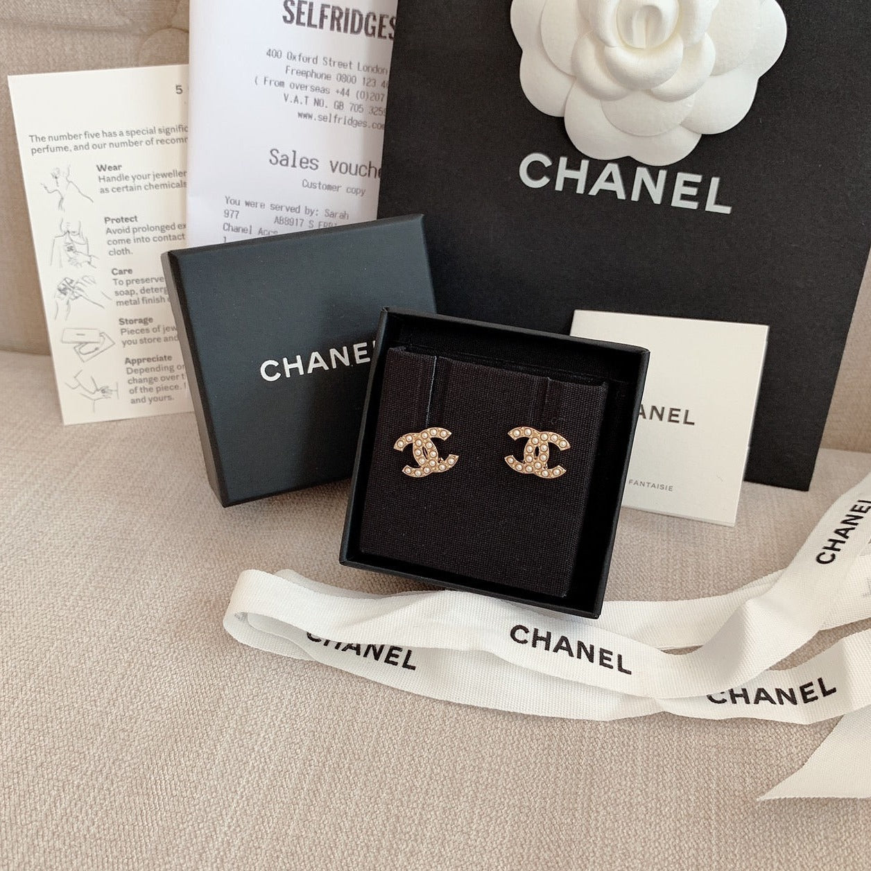 CHANEL✨ CC PEARL GOLD EARRINGS 排珍珠金耳釘 AB8917 -