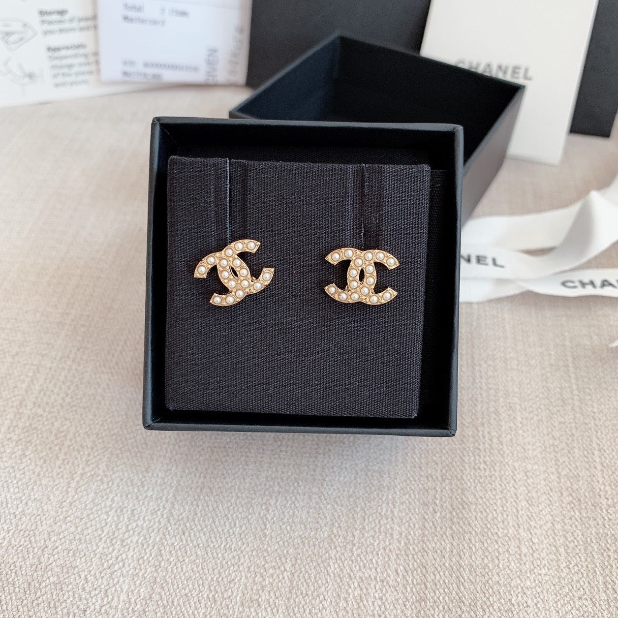 CHANEL✨ CC PEARL GOLD EARRINGS 排珍珠金耳釘 AB8917 -