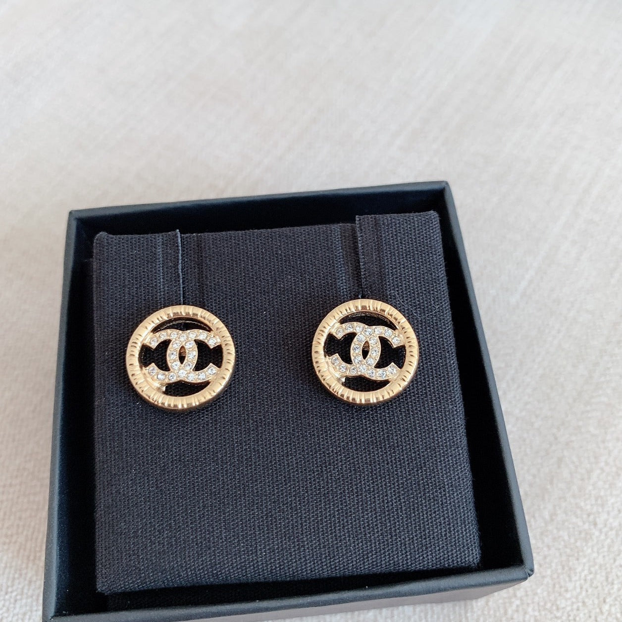 CHANEL✨ CIRCLE GOLD METAL EARRINGS 金色小圈內排鑽耳釘 -